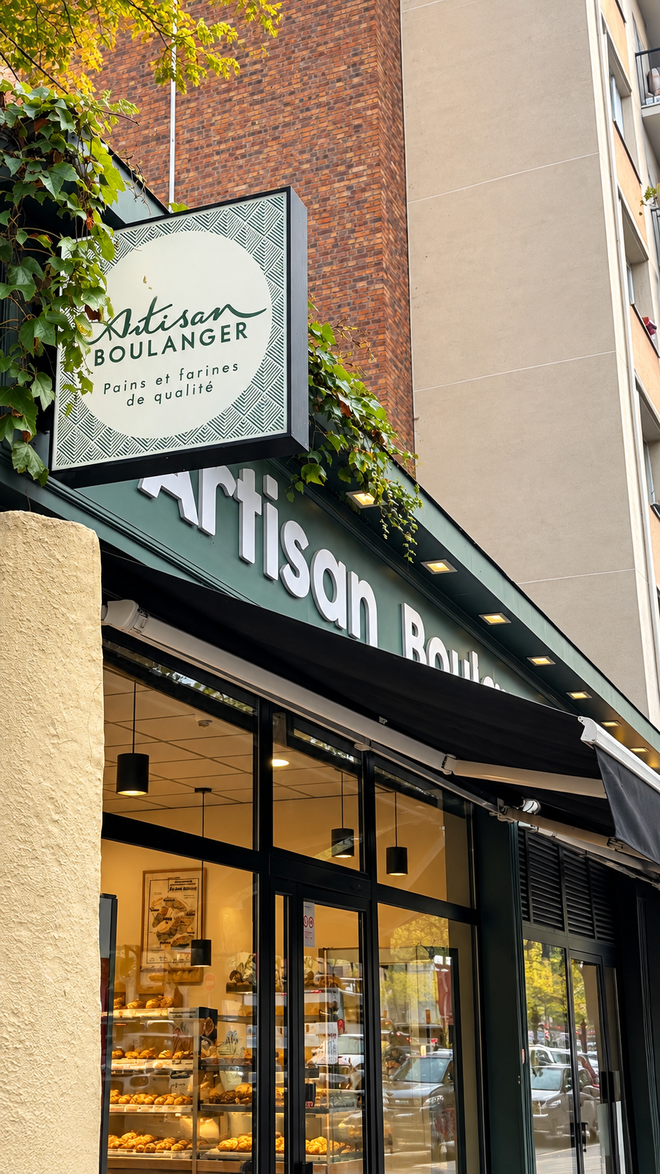 Enseigne Artisan Boulanger et détail de la façade verte